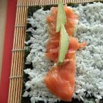 Sushi con salmón y aguacate