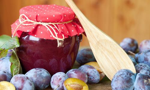 Tkemali receptas iš slyvų ir vyšnių slyvų: klasikinis metodas ir pritaikytos galimybės