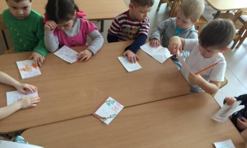 “Bebek Kitapları” nın oluşturulması üzerine İkinci genç gruptaki çocuklar için kitap çizimi