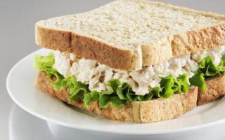 Ton balıklı ve peynirli sandviç