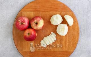 แอปเปิ้ลสตรูเดิ้ลทำจากขนมพัฟ พัฟเพสตรี้ม้วนกับแอปเปิ้ล
