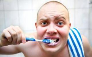 Kaip saugiai balinti dantis namuose?