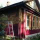 Cum să pictezi o casă de lemn afară: ce este mai bine să folosești