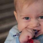 Kako razumjeti da djetetu izbijaju zubi i kako ublažiti njegovo stanje: korisne informacije za roditelje