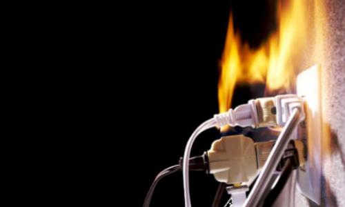 Ce stingător de incendiu nu ar trebui să stingă cablurile electrice sub tensiune?