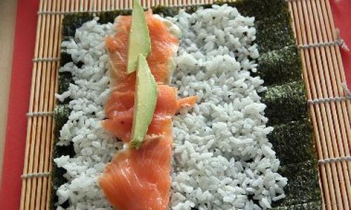Sushi z lososom in avokadom