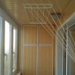 Εγκατάσταση του στεγνωτήρα οροφής για λινό στο μπαλκόνι