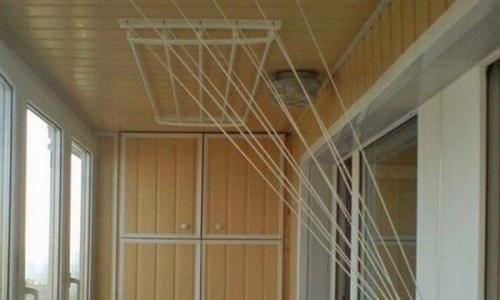 Установка потолочной сушилки для белья на балконе