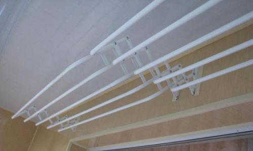 DIY stenski sušilnik perila za balkon: priročna rešitev