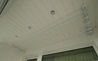 ﻿ Виды сушилок для балкона: фото настенных и напольных, потолочных и электрических сушек для белья