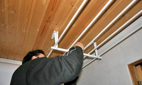 Stropni sušilniki perila za balkon - 7 nasvetov pri izbiri serijskega modela in domače različice