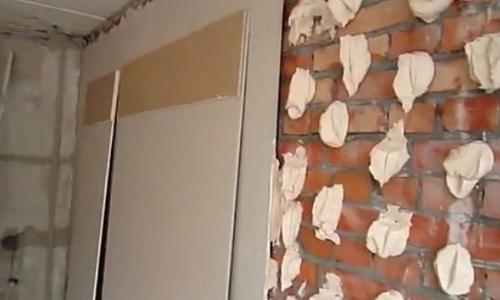 Osnovne metode pritrditve suhih zidov na steno brez profila