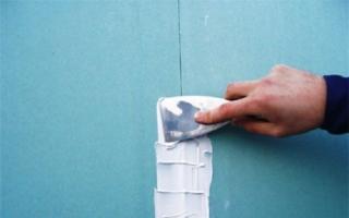 Cómo fijar paneles de yeso a una pared sin perfiles